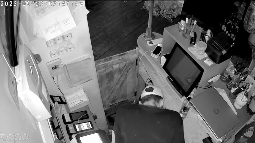 Un frame del video che ha immortalato il ladro in presa diretta Un frame del video che ha immortalato il ladro in presa diretta