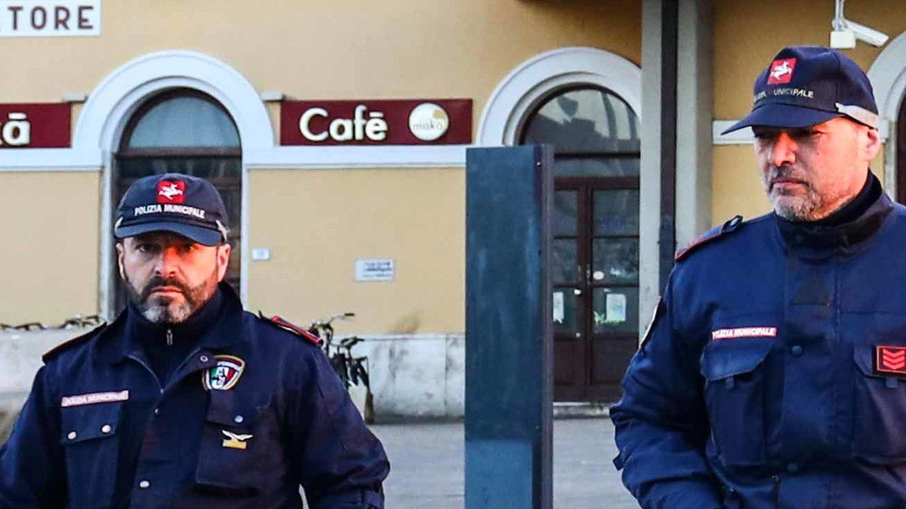 Quindicenne rapinato Lo circondano in sette all’uscita di scuola Quindicenne rapinato Lo circondano in sette all’uscita di scuola