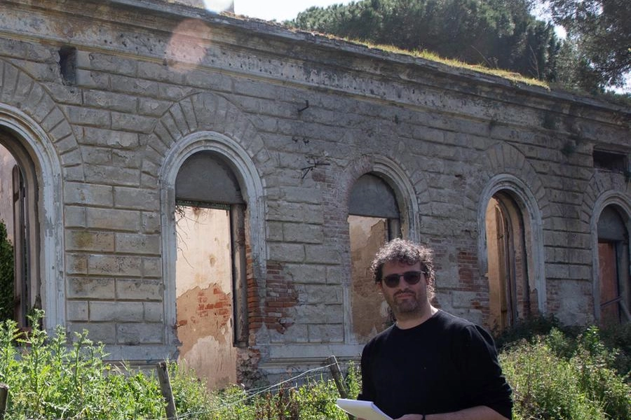 Il nostro cronista davanti alla ex Stazione radio di Gugliemo Marconi (Foto Valtriani)