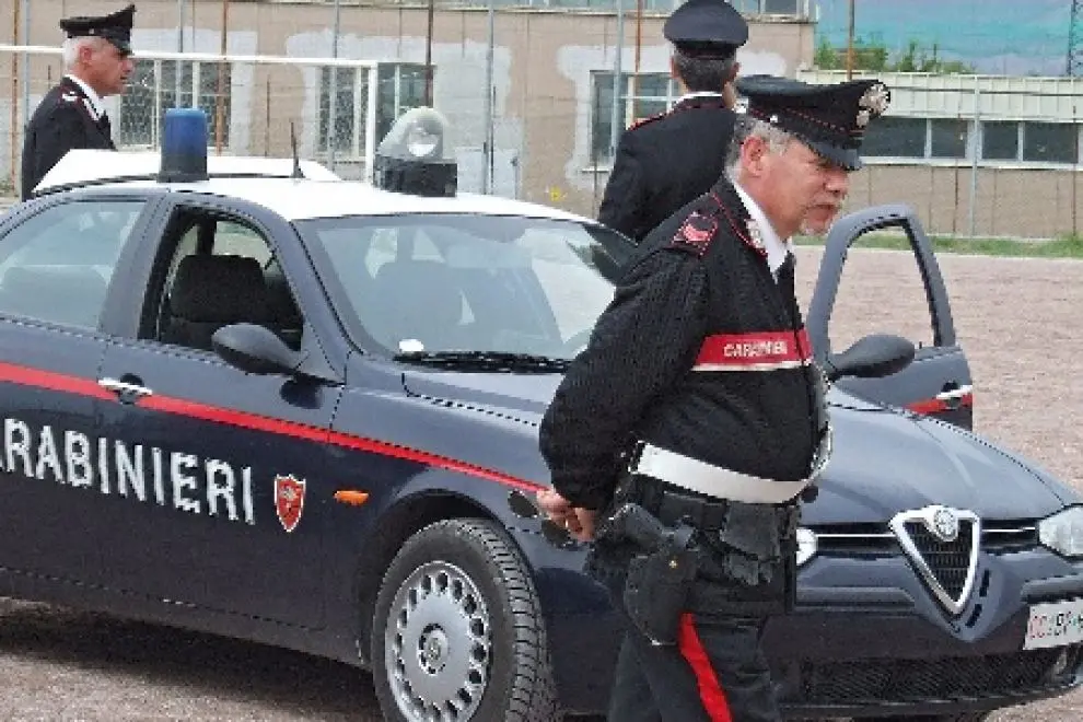 Spaccata con l'auto rubata, poi portano via il Bancomat