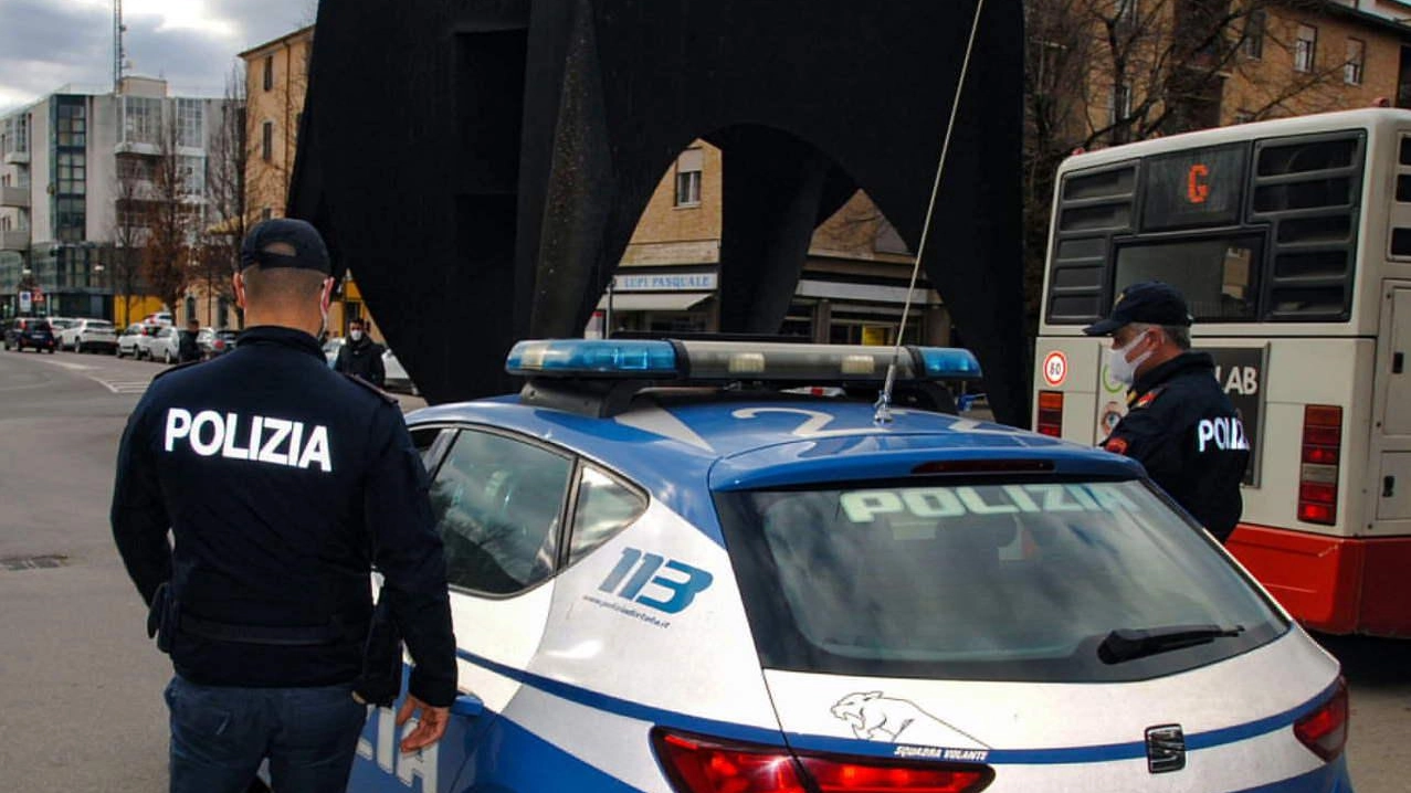 Ancora violenza in famiglia Tenta di soffocare la madre Arrestato per maltrattamenti Ancora violenza in famiglia Tenta di soffocare la madre Arrestato per maltrattamenti