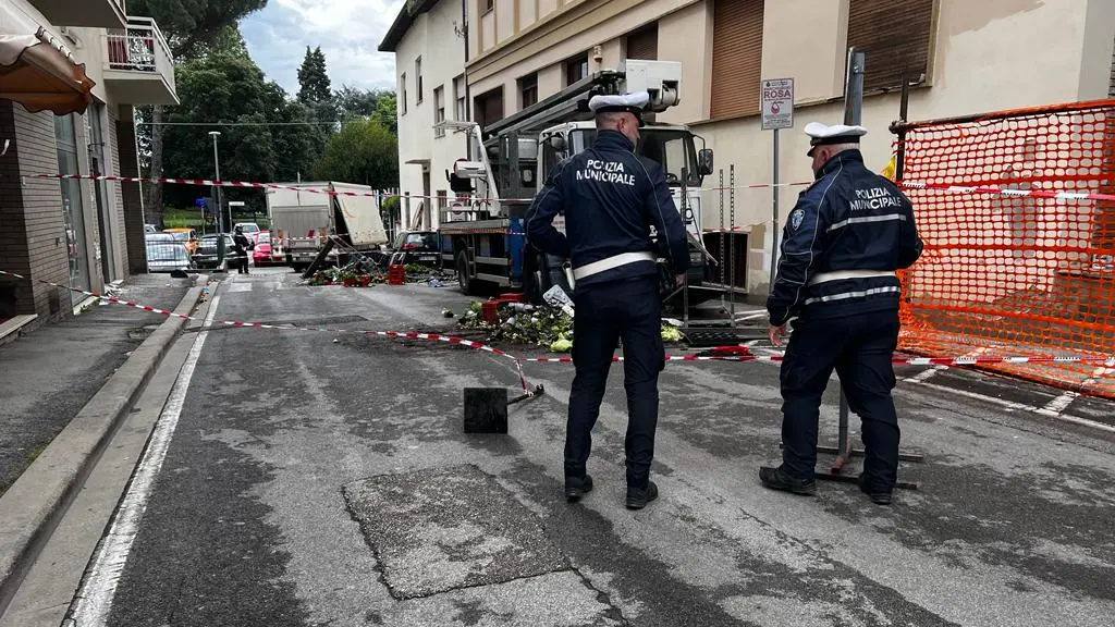 Incidente al mercato di Figline Valdarno, tenda si stacca da un furgone e colpisce una donna (Fotocronache Germogli) Incidente al mercato di Figline Valdarno, tenda si stacca da un furgone e colpisce una donna (Fotocronache Germogli)