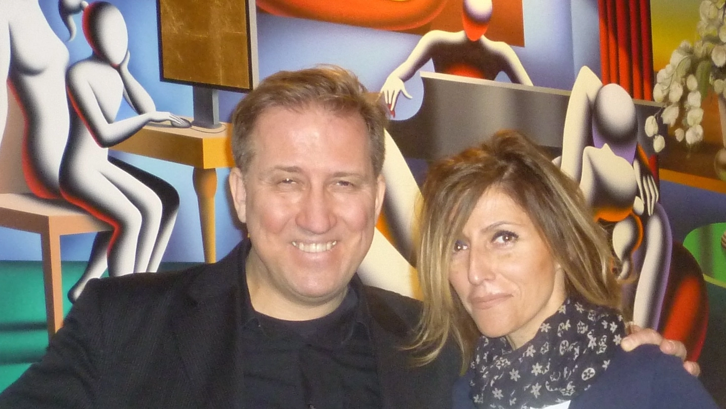Il celebre artista internazionale Mark Kostabi con la curatrice della mostra Rita Rocconi
