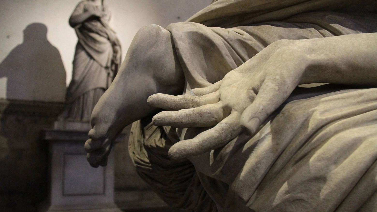 Il dito staccato alla statua nella Loggia dei Lanzi (Umberto Visintini/Pressphoto)