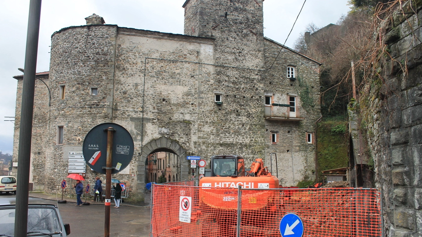  Il castello del Piagnaro con i lavori appena cominciati 