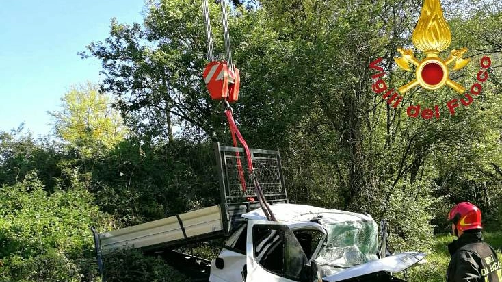 Incidente a Terni, furgone finisce in una scarpata