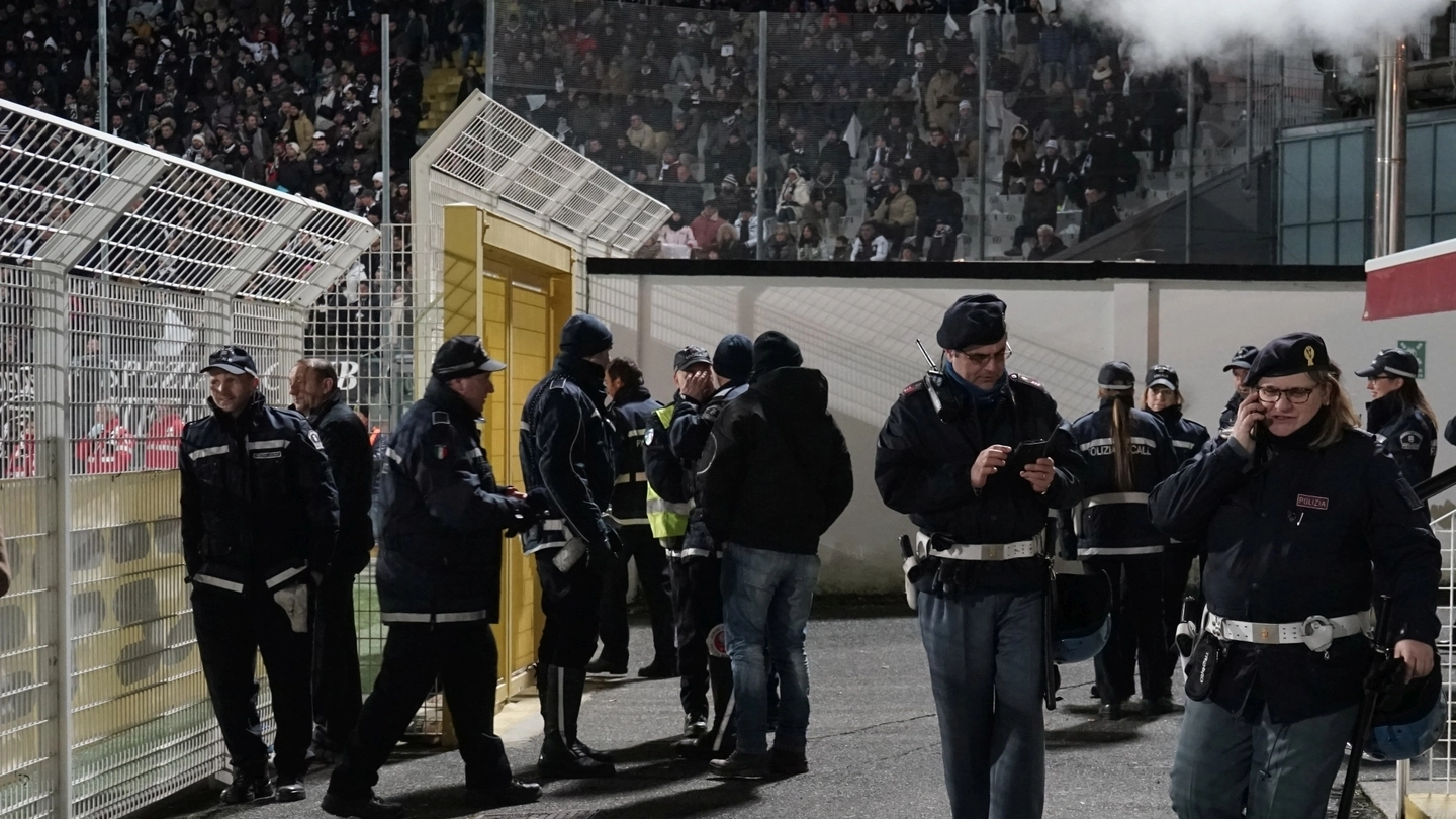 La polizia in servizio allo stadio Picco durante una delle partite casalinghe dello Spezia nel campionato di serie B