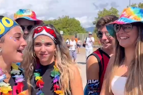 Jova Beach Party, fan in attesa di entrare nella seconda giornata
