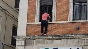 Il momento in cui il ragazzo si è arrampicato fino alla finestra dell’appartamento del primo piano dove si trovavano i bambini (foto dal sito Umbria 24)