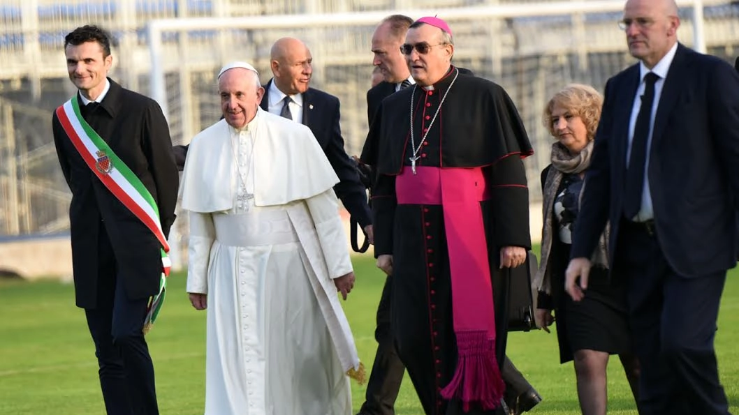 Papa Francesco con il vescovo Agostinelli e il sindaco Biffoni