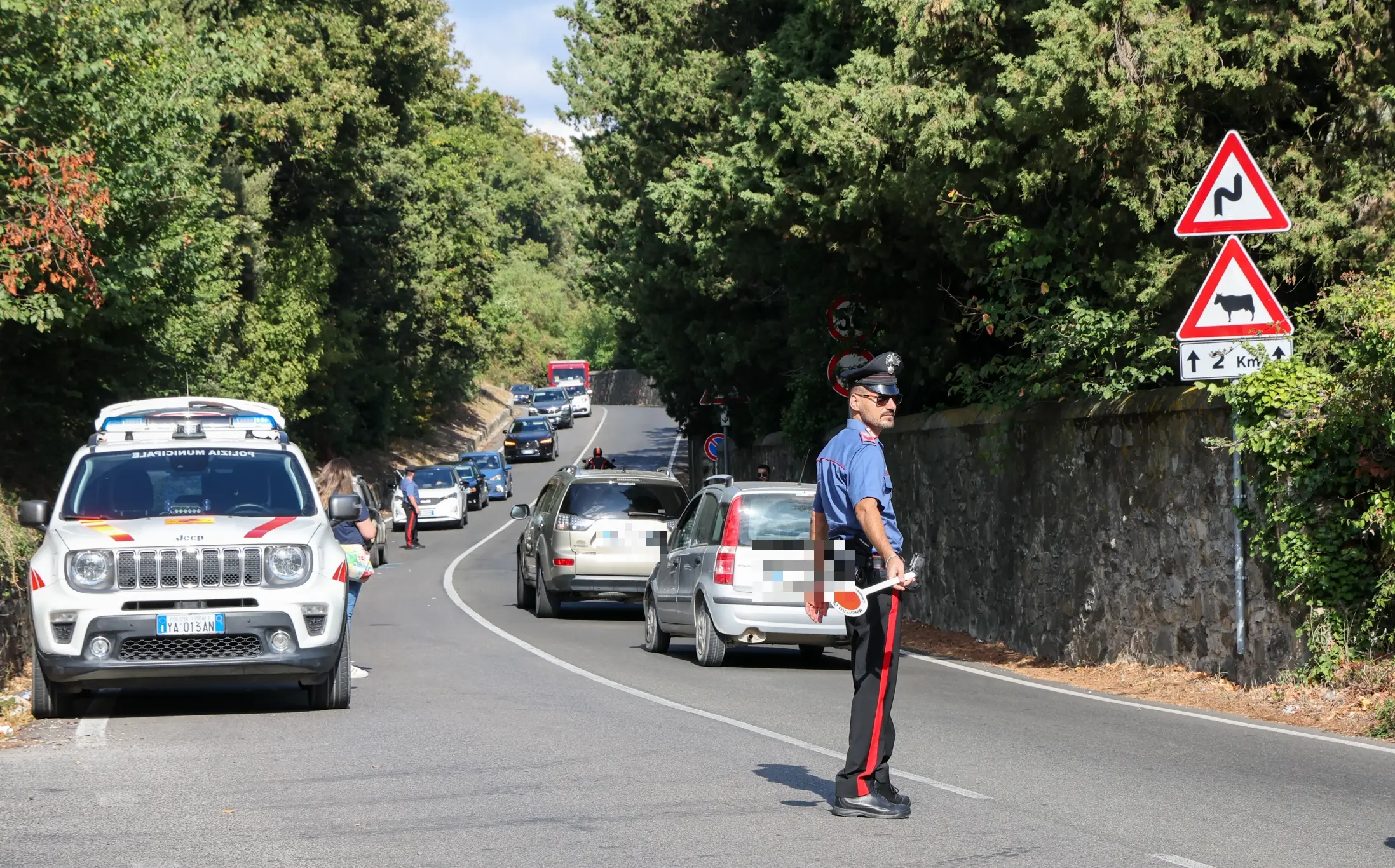 Pauroso incidente in via Bolognese, motociclista finisce in una scarpata