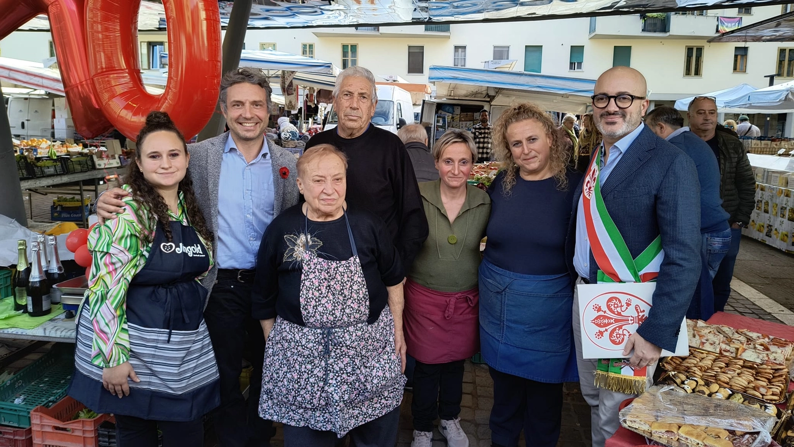 La famiglia Fanfani con l'assessore Bettarini e il presidente di Quartiere Dormentoni