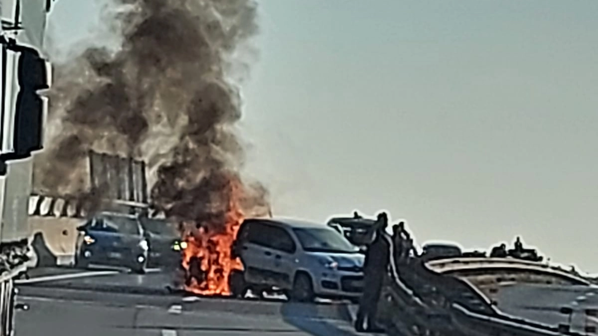 Tre auto a fuoco in autostrada