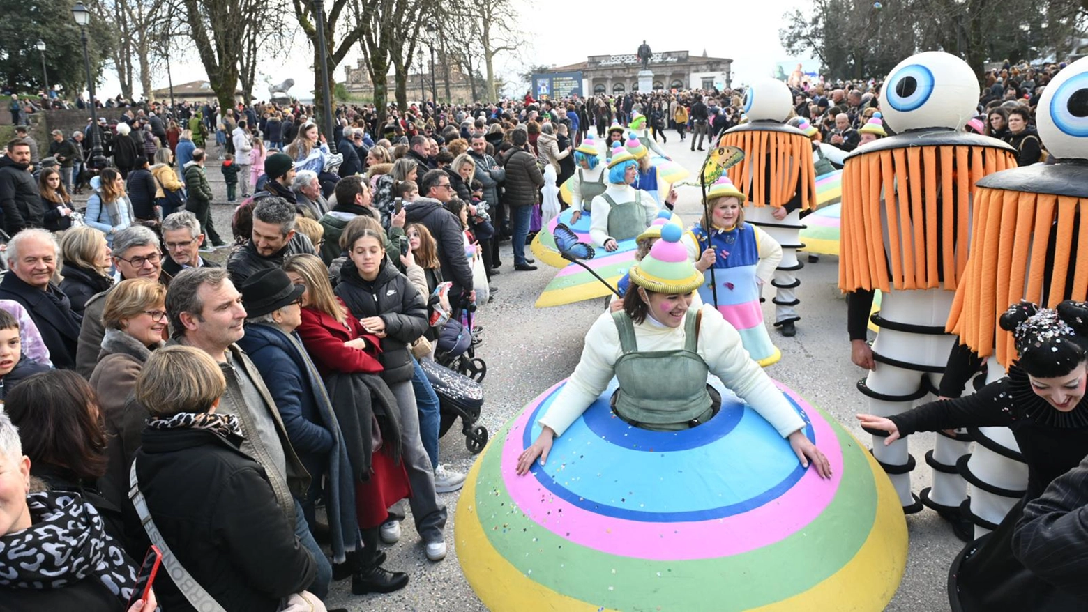 Il Carnevale di Viareggio sbarca a Lucca, festa per 25mila