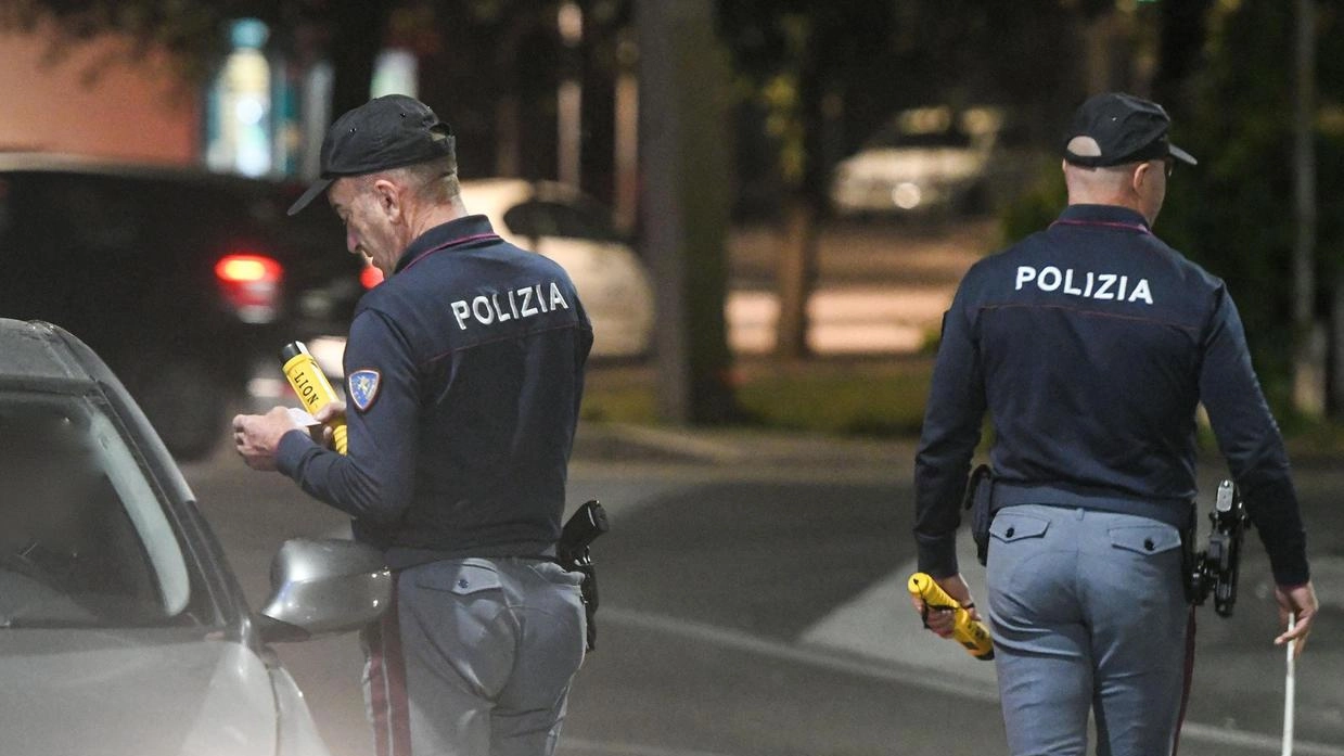Carambola in centro: si cappotta con l’auto. Due patenti ritirate per abuso di alcol Carambola in centro: si cappotta con l’auto. Due patenti ritirate per abuso di alcol