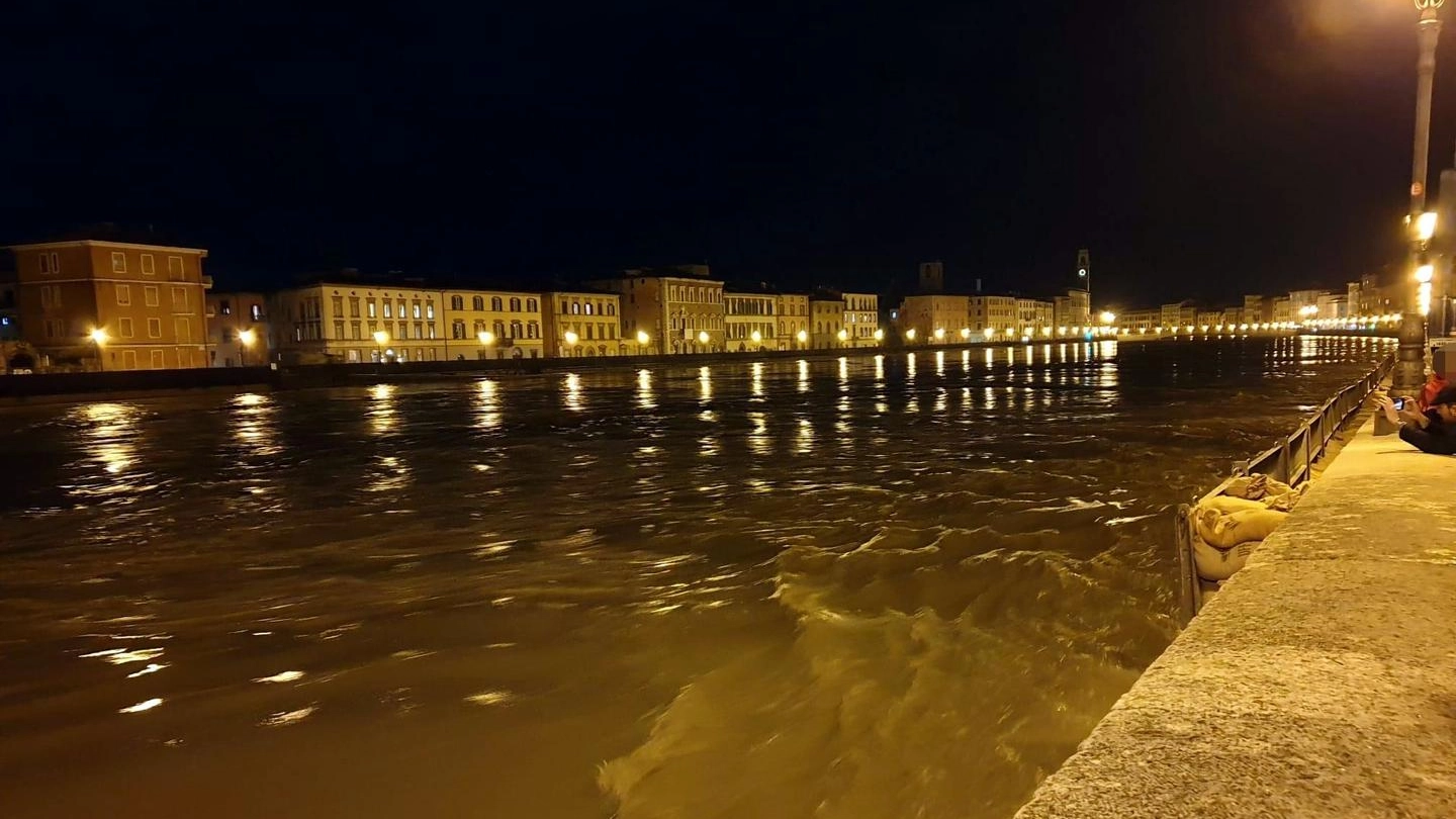 Arno, l'ondata di piena a Pisa nella notte (Ansa)