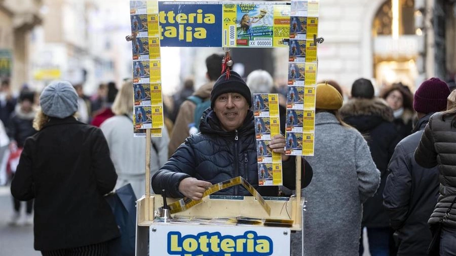 Un venditore di biglietti della Lotteria Italia