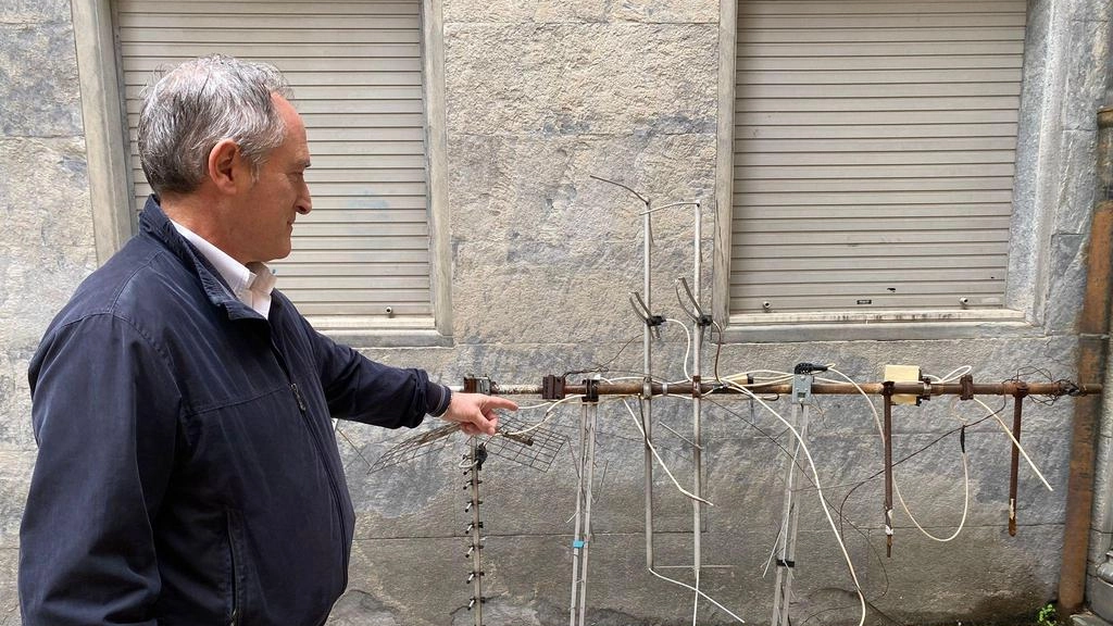 Una grossa antenna rimossa e abbandonata da giorni in via Beccheria Una grossa antenna rimossa e abbandonata da giorni in via Beccheria