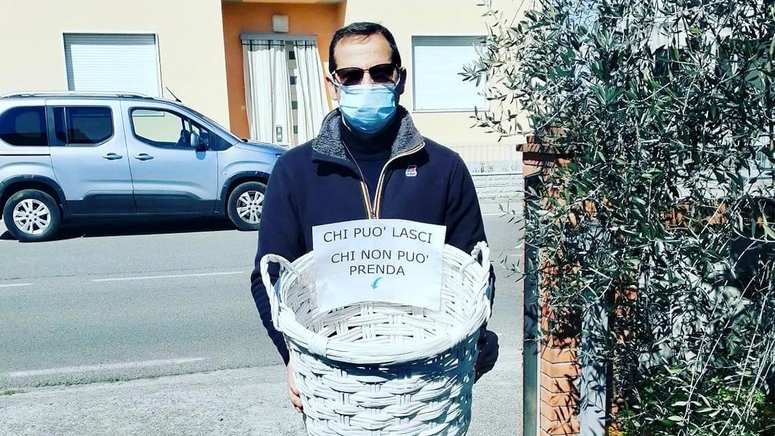Padre Antonio Velotto con il cesto della solidarietà