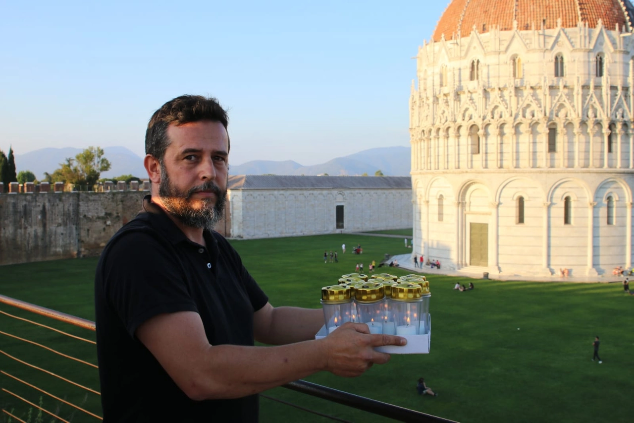 L'allestimento dei lumini sulle mura (Foto Valtriani)
