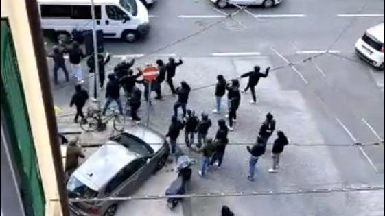 L’aggressione degli ultras dello Spezia in via di Monale ai minivan dei veronesi L’aggressione degli ultras dello Spezia in via di Monale ai minivan dei veronesi