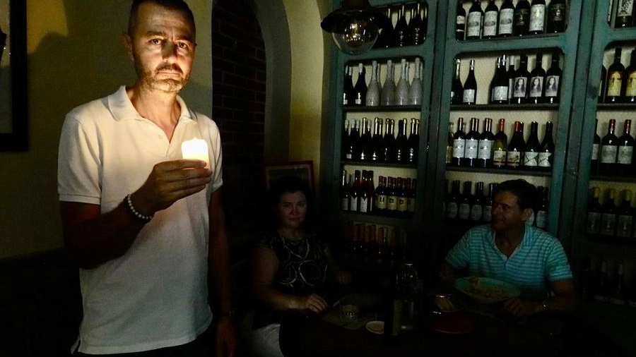 Leonardo Tronconi del ristorante Mattacena con la candela accesa e la luce spenta
