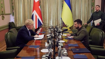 Ucraina, Johnson da Zelensky a "sorpresa". Makariv come Bucha: morti e torture