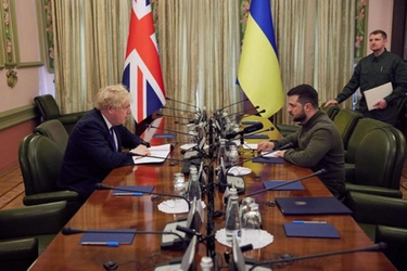 Ucraina, Johnson da Zelensky a "sorpresa". Makariv come Bucha: morti e torture