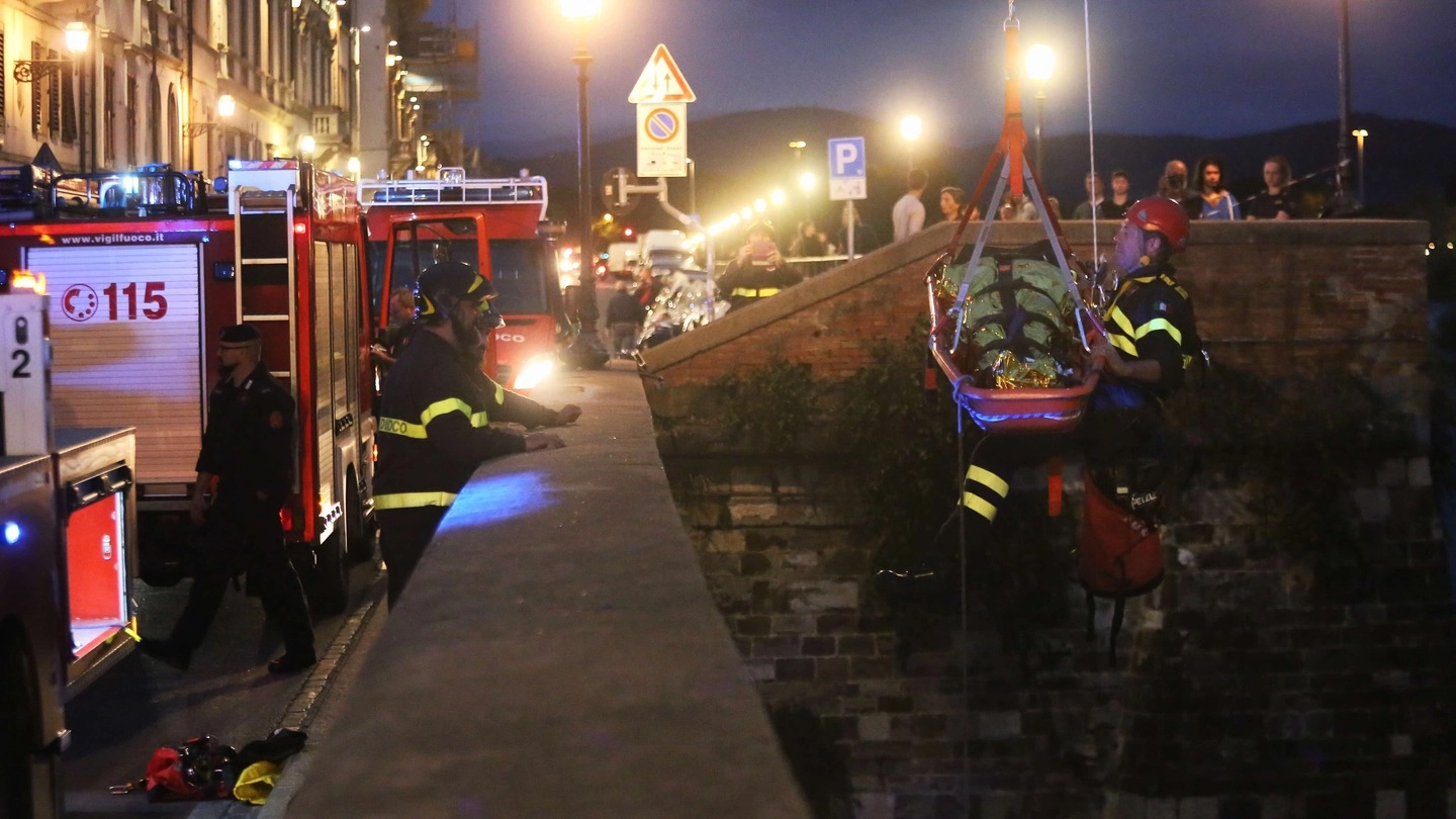 Intervento dei vigili del fuoco sull'Arno (foto di repertorio)