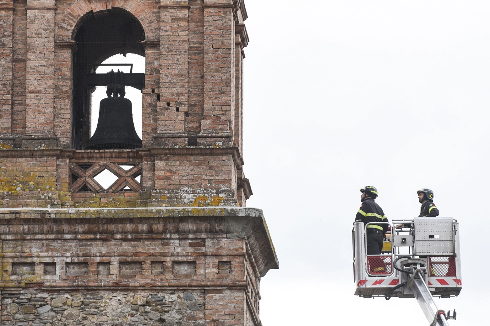 Terremoto, controlli al campanile a Pierantonio (foto Crocchioni)