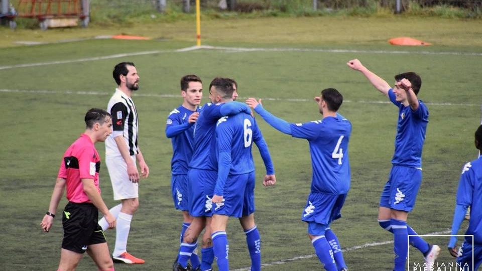 I giocatori del Prato esultano per la vittoria (fonte, pagina Facebook ufficiale Ac Prato)