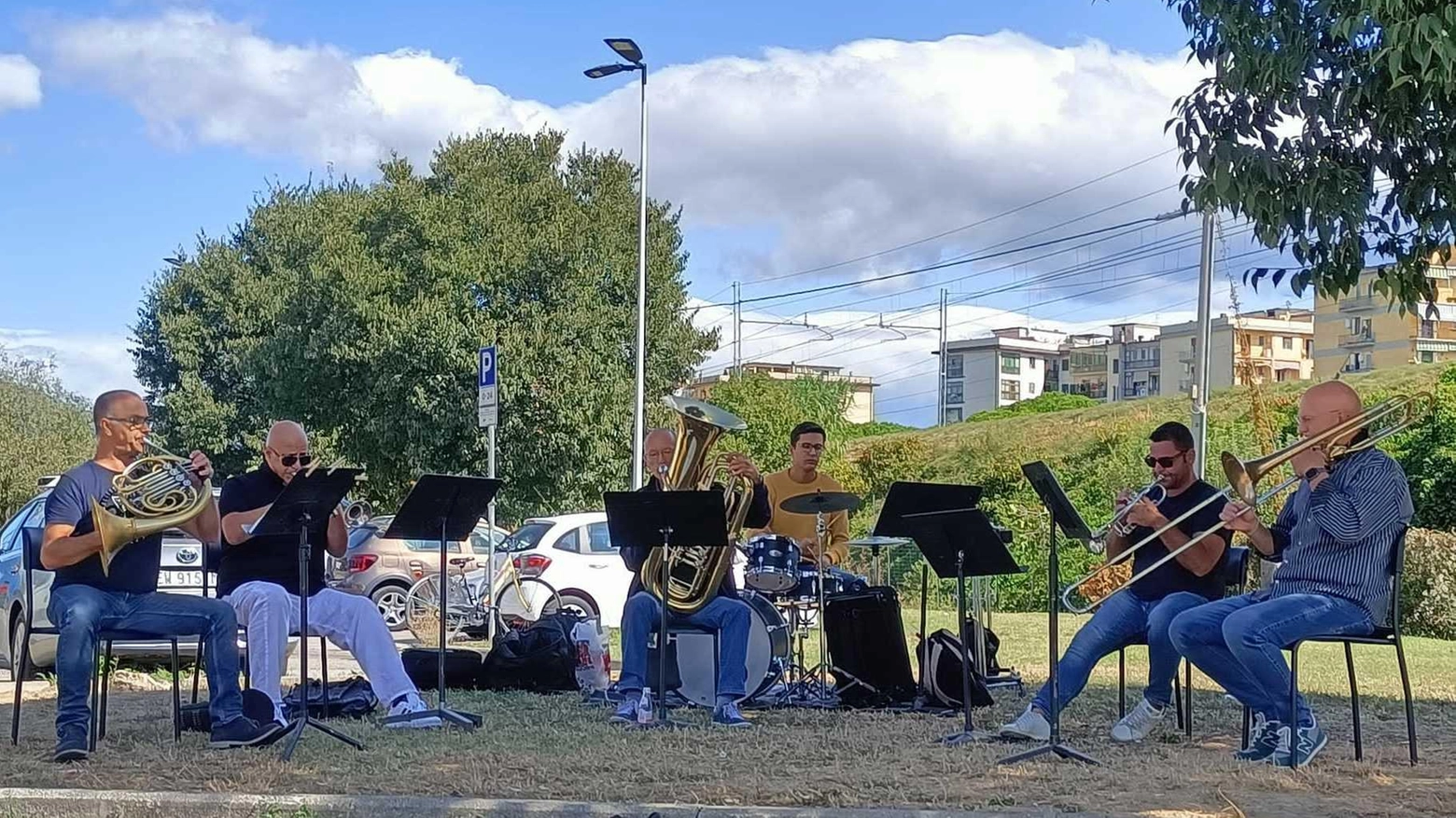 Sinergia di Ort e Fondazione Caritas . Piccolo concerto in via Baracca  per  ospiti della mensa e passanti