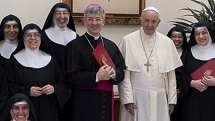 Papa Francesco con le Clarisse durante un incontro a Roma (Foto archivio)