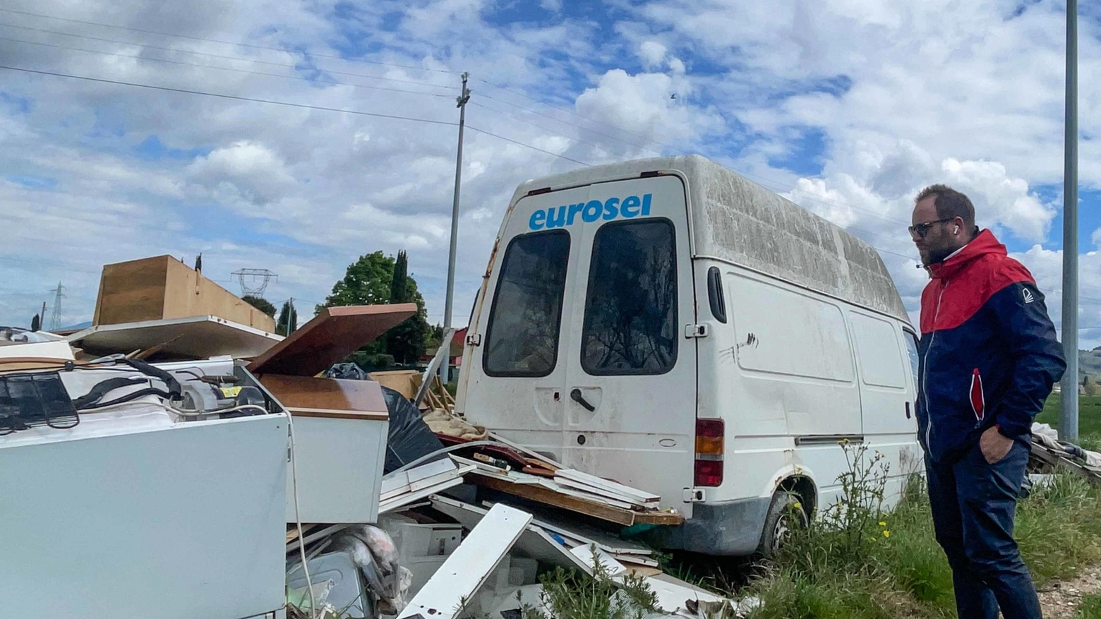 Rifiuti e carcasse di auto Discarica a cielo aperto vicino al polo tecnologico Rifiuti e carcasse di auto Discarica a cielo aperto vicino al polo tecnologico