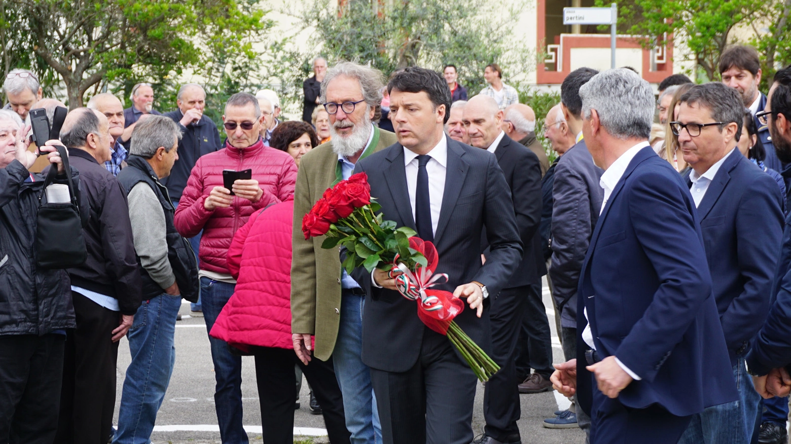Matteo Renzi depone i fiori a Castelnuovo