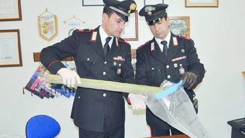 Il palo usato per colpire i carabinieri 