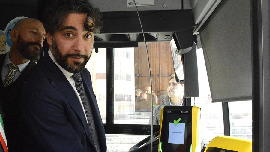 Massimiliano Dindalini, presidente della Tiemme, a bordo di uno dei ’suoi’ autobus