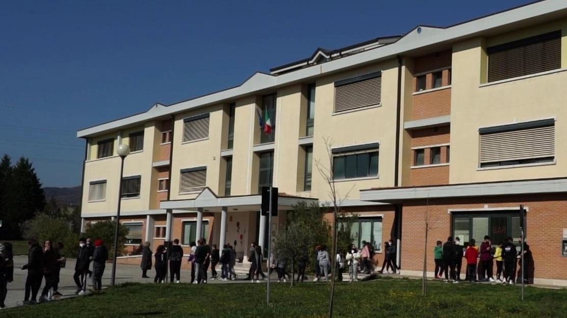 L'Istituto "Salvatorelli-Moneta" interviene dopo l'arresto di un giovane spacciatore di droga nel parcheggio del liceo. La dirigente scolastica sottolinea l'importanza della prevenzione e della vigilanza per contrastare fenomeni illegali a tutela dei giovani.