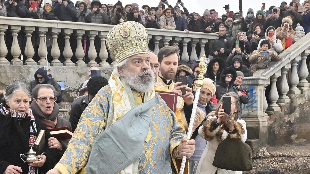 "Croce in mare, il segno della pace". Benedizione delle acque a Livorno