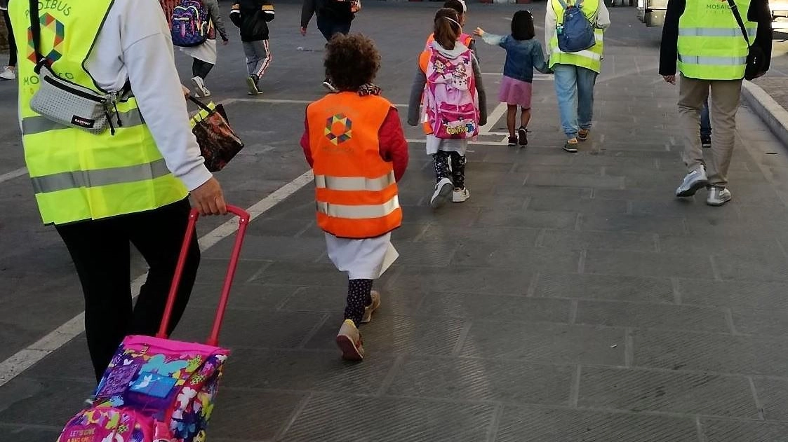 L’autobus senza ruote In viaggio con ’Pedibus’ per arrivare a scuola L’autobus senza ruote In viaggio con ’Pedibus’ per arrivare a scuola