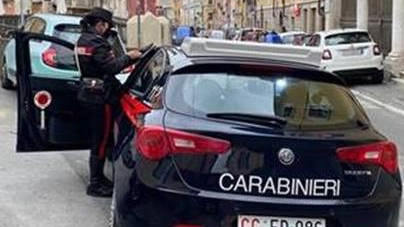 Giovane escort lo rifiuta La cerca armato di coltello Giovane escort lo rifiuta La cerca armato di coltello