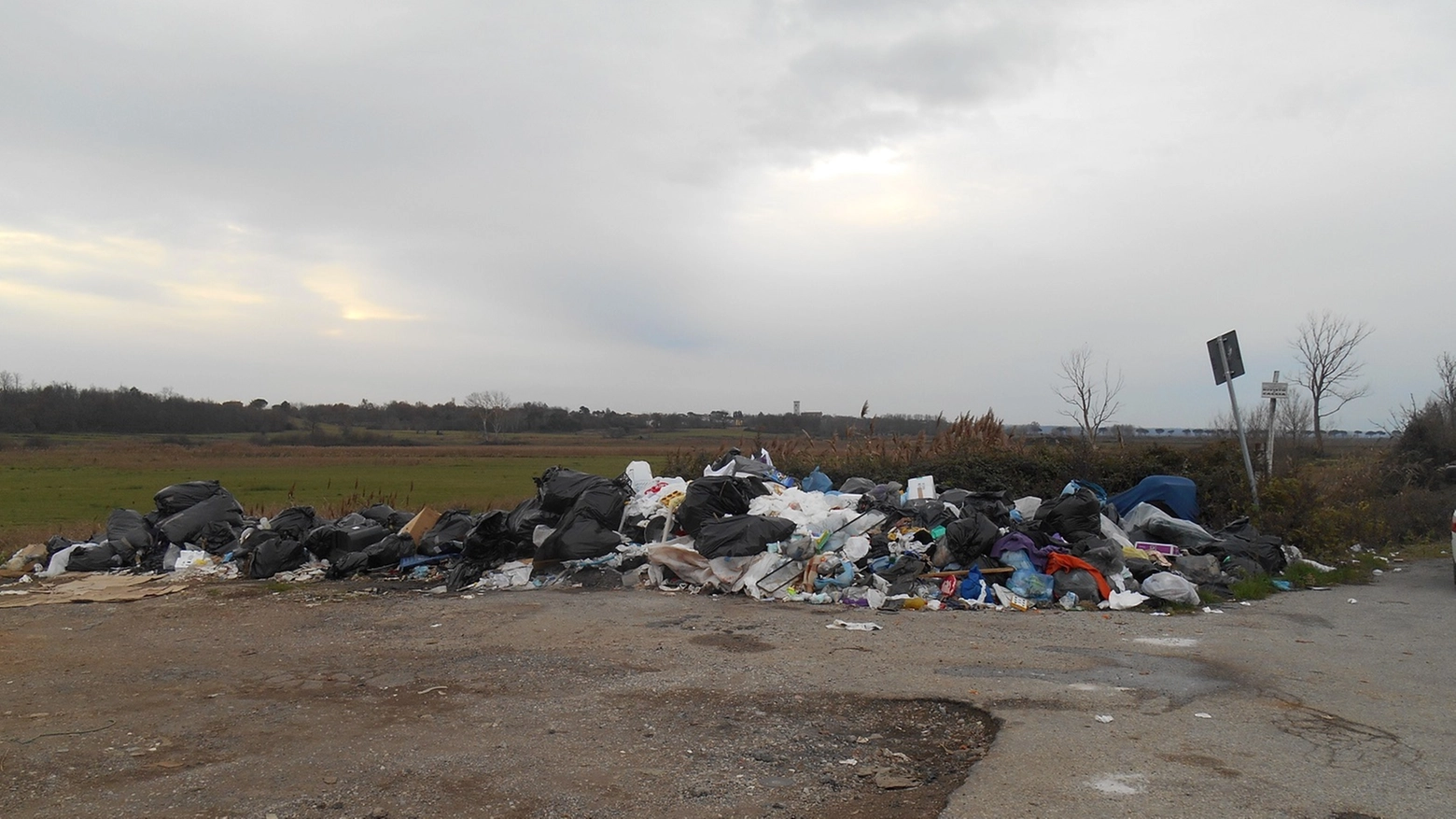 La montagna di rifiuti abbandonati nella piazzola lungo la Bientina-Altopascio