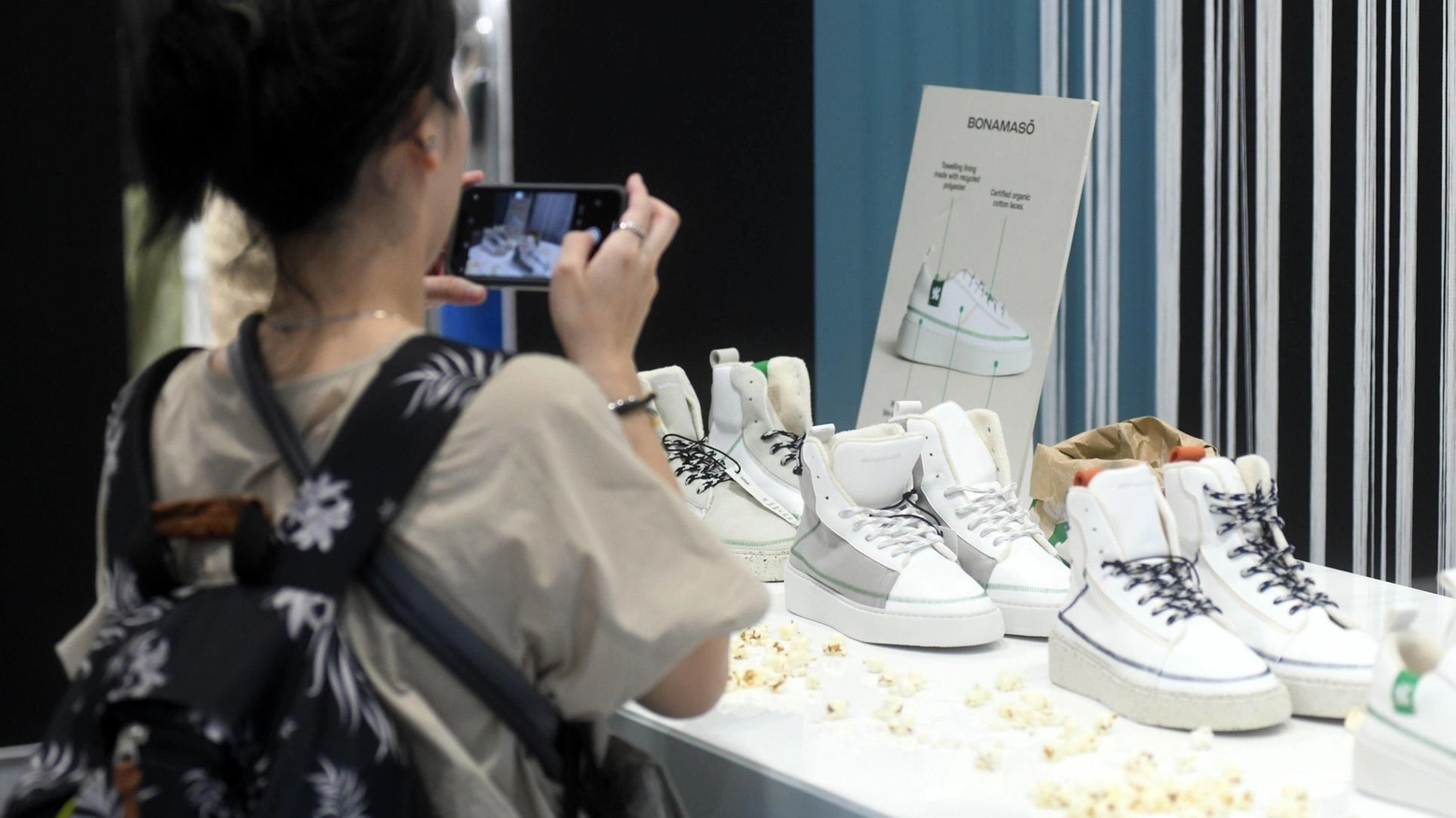 Il settore calzaturiero toscano si prepara per Micam Milano, importante fiera internazionale che presenta le nuove collezioni invernali di 923 brand. L'evento rappresenta un momento cruciale per valutare l'innovazione, l'attrattiva per operatori professionali e la sostenibilità del comparto.