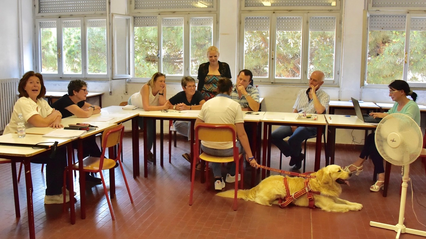 La giovane con il cane durante l'esame (Foto Novi)