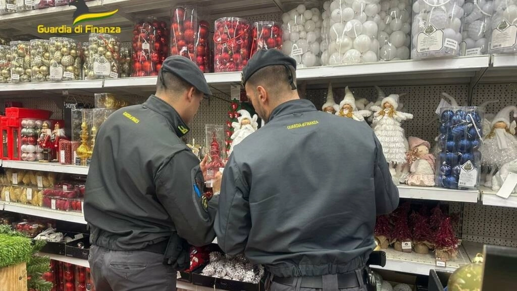Anche articoli da bricolage non sicuri. Per il titolare la segnalazione alla Camera di Commercio e una sanzione fino a 25mila euro