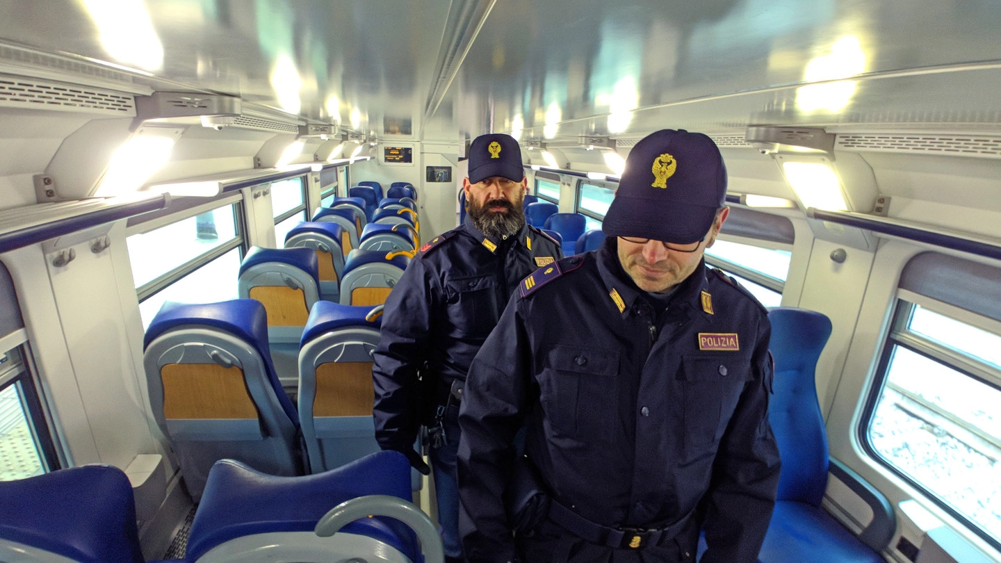 Controlli della polizia ferroviaria a bordo dei treni (foto archivio Castellani)