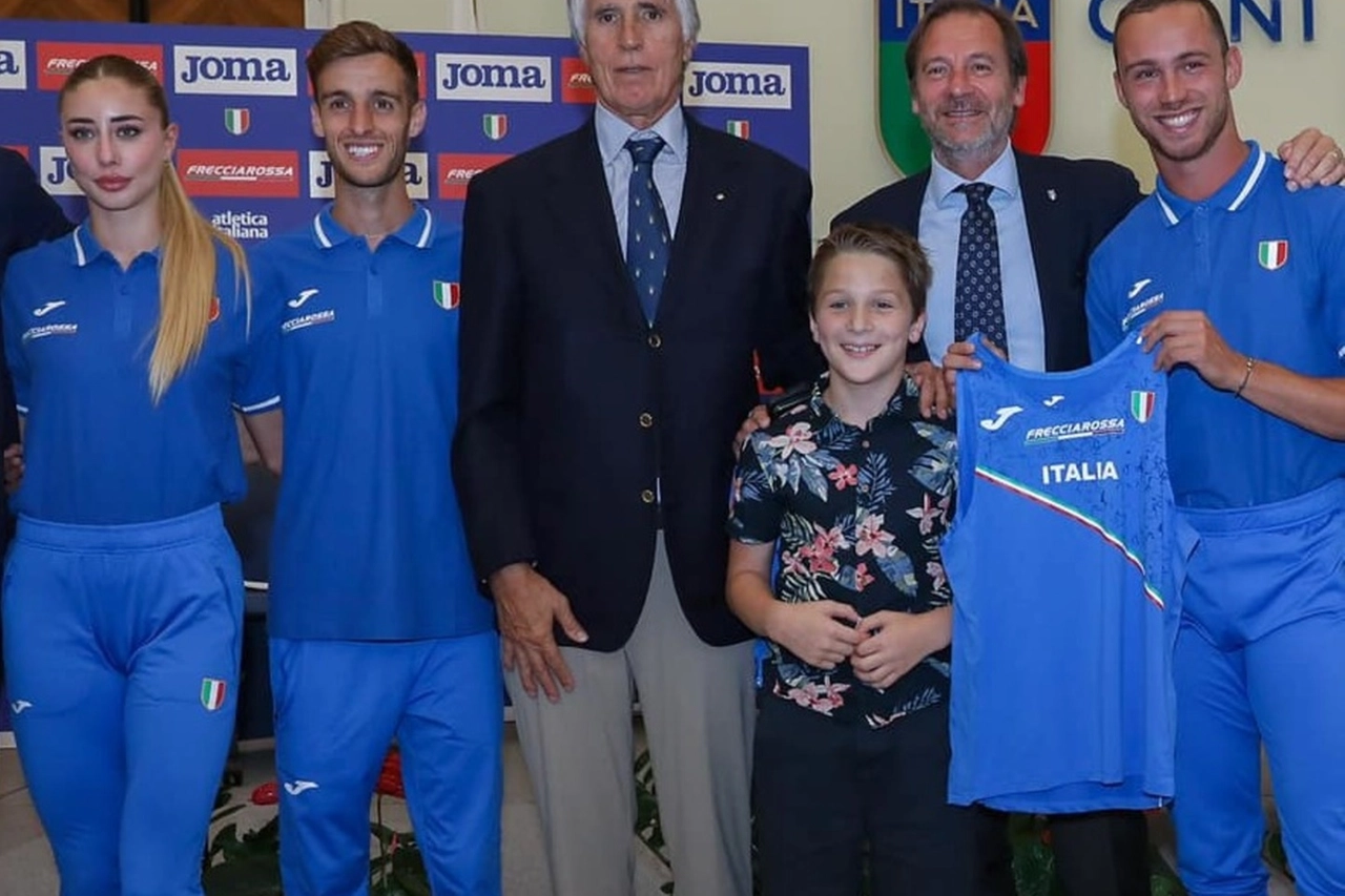 Il piccolo Gioele con il presidente del Coni Malagò: la maglia azzurra è sua