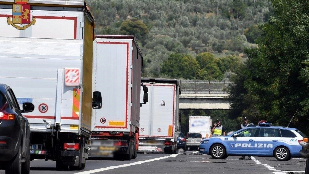 La stradale ha colto sul fatto due stranieri, mentre stavano rubando numerosi pacchi della nota azienda di e-commerce