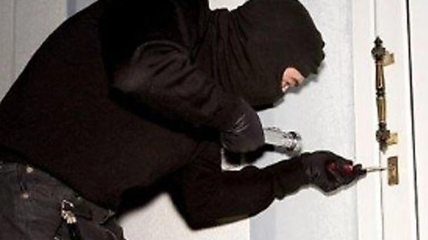 Smurata la cassaforte. Razzia di ori e gioielli