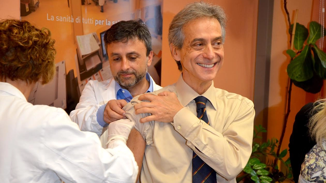 Enrico Desideri: vaccinazione davanti alle telecamere